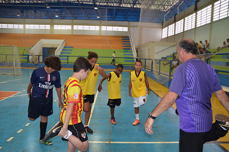 Garotos durante aula de futsal em Franca (foto: Divulgação)